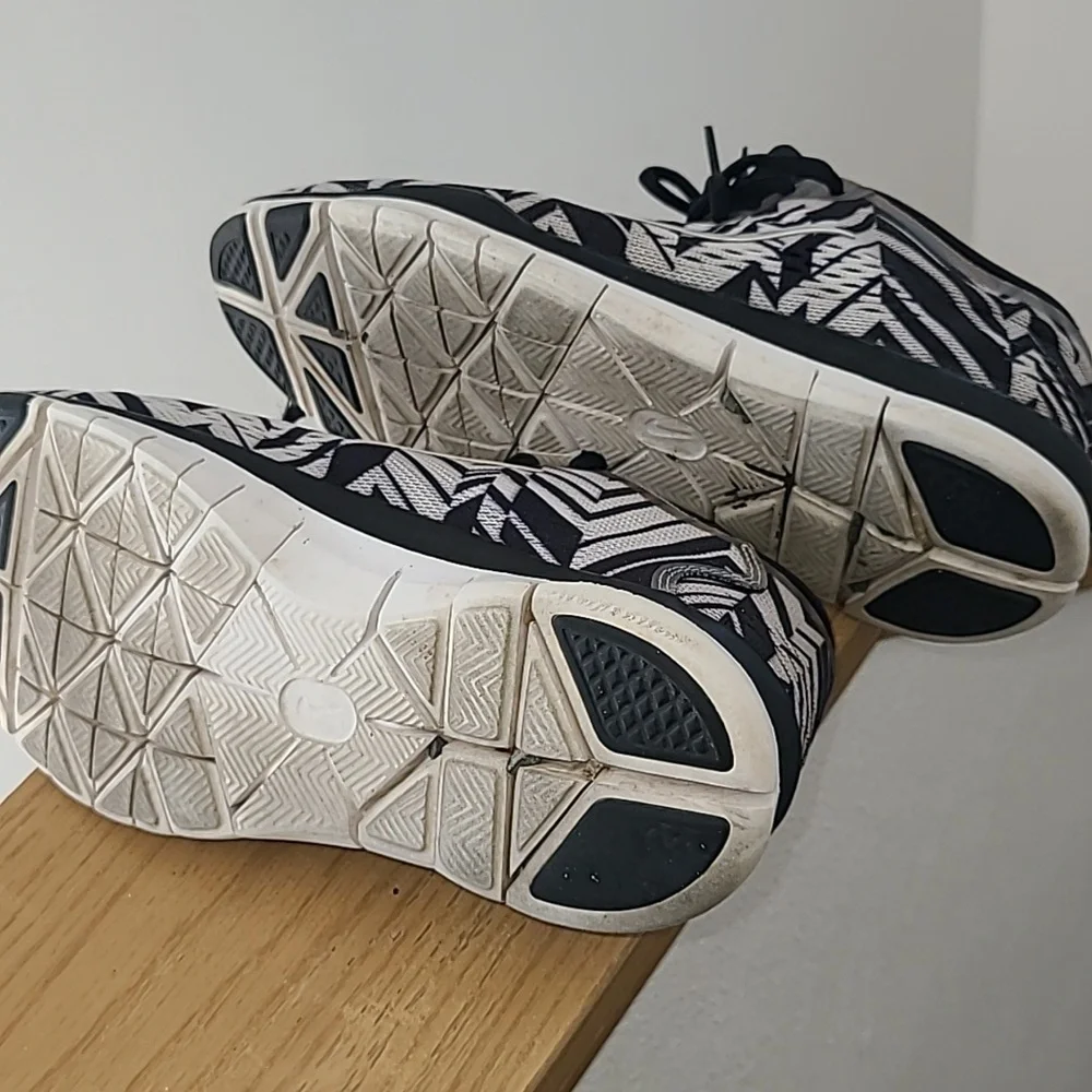 Nike Black and White Geometric Sneakers - Picture 6 of 7
